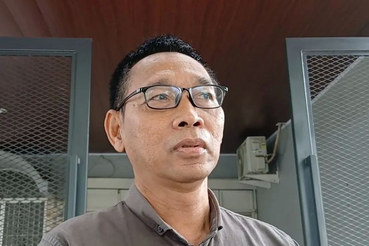 Keluarga Capt Andy Masih Berharap Ada Mukjizat, Ingin Sang Pilot Bisa Ditemukan Selamat, Harapan Keluarga di Tengah Usaha Pencarian Korban, Informasi Lost Contact Didapat dari Perusahaan, Kontak Terakhir dengan Capt Andy Sebelum Penerbangan, Sosok Capt Andy di Mata Keluarga, Suasana Haru di Kediaman Keluarga, Perkembangan Operasi SAR Hari Ketiga