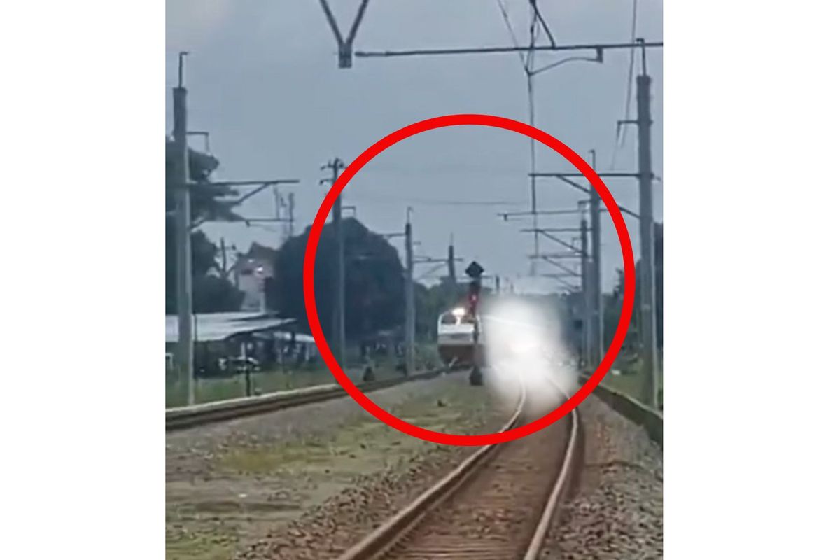 KA Bangunkarta, kecelakaan KA Bangunkarta, kecelakaan kereta api hari ini, ka bangunkarta, ka bangunkarta kecelakaan, kecelakaan ka bangunkarta, tabrakan kereta hari ini, Saksi Ungkap Kronologi KA Bangunkarta Tabrak Motor dan Mobil di Sleman, Palang Tidak Menutup