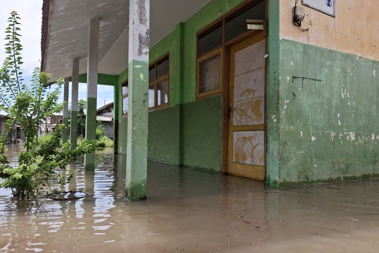 Jawa Timur, banjir, Lumajang, banjir lumajang, banjir di lumajang, Banjir Lumajang Rendam 2.120 Rumah, Bupati Sebut Petugas Terlambat Buka Pintu Air, Ribuan Rumah Terendam di Dua Kecamatan, Bupati Lumajang: Petugas Terlambat Membuka Pintu Air, Pemerintah Daerah Lakukan Evaluasi dan Koordinasi, Kondisi di Rowokangkung Berbeda, Sekolah Terendam, Warga Belajar dan Beraktivitas dari Rumah