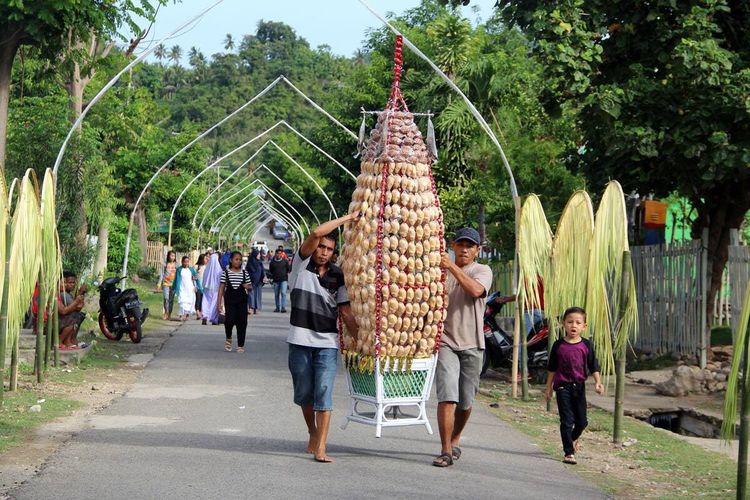 Maulid Nabi Muhammad, maulid, tradisi maulid nabi, Maulid Nabi Muhammad SAW, maulid nabi muhammad 2025, 12 Tradisi Unik Maulid Nabi di Indonesia, dari Aceh hingga Gorontalo, 1. Tradisi Ampyang Maulid, Kudus, 2. Tradisi Grebeg Maulid, Solo dan Yogyakarta, 3. Tradisi Sekaten, Yogyakarta dan Solo, 4. Tradisi Nyiram Gong, Cirebon, 5. Tradisi Masak Kuah Beulangong, Aceh, 6. Tradisi Bungo Lado, Padang Pariaman, 7. Tradisi Endog-endogan, Banyuwangi, 8. Tradisi Weh-wehan, Kendal, 9. Tradisi Walima, Gorontalo, 10. Tradisi Maudu Lompoa, Takalar, 11. Tradisi Baayun Maulid, Kalimantan Selatan, 12. Tradisi Maulid Nabi di Bali dan Lombok