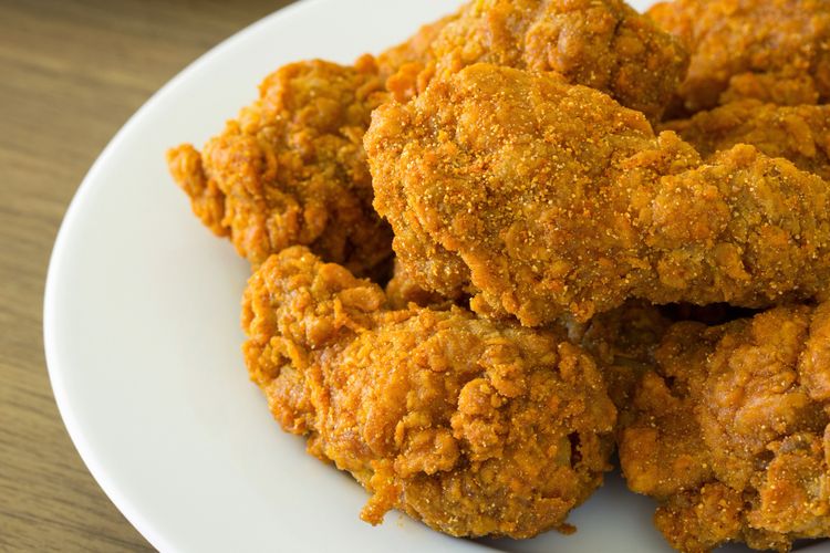 cara membuat ayam goreng crispy, cara membuat ayam goreng crispy yang renyah, adonan tepung ayam goreng, ayam goreng ala kfc, trik goreng ayam kriuk, Cara Bikin Adonan Tepung Ayam Goreng Crispy dan Tidak Keras, Modal 2 Bahan, 1. Gunakan Putih Telur Sebagai Perekat, 2. Tambahkan Tepung Maizena untuk Hasil Kriuk, 3. Gunakan Adonan Basah dan Kering, 4. Goreng dengan Minyak Banyak dan Api Sedang, 5. Tips Tambahan agar Ayam Tetap Crispy Lebih Lama