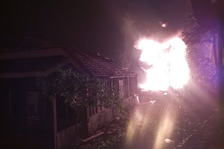 Blora, sumur minyak, Kebakaran sumur minyak, kebakaran sumur minyak ilegal selama sebulan lebih, sumur minyak blora terbakar, kebakaran sumur minyak di blora, Identitas 2 Korban Tewas Kebakaran Sumur Minyak di Blora