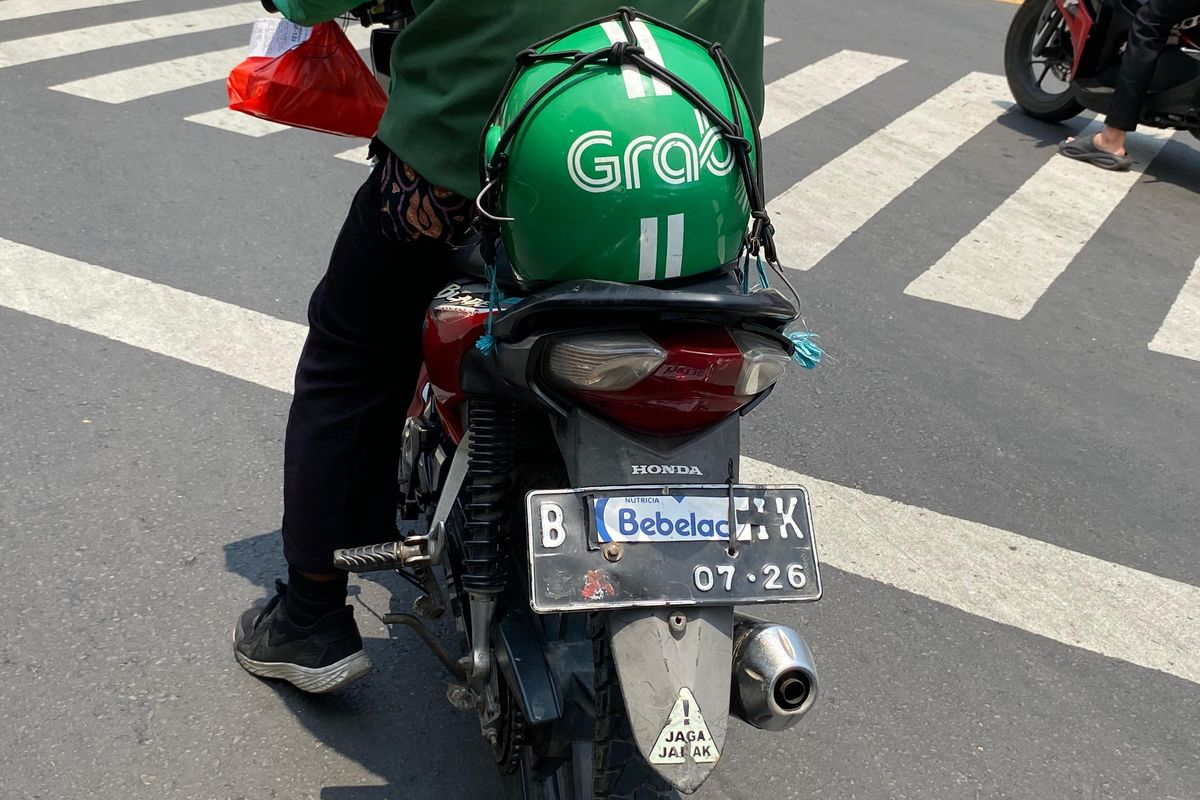 TNKB, Operasi Zebra Jaya, operasi zebra jaya, tutup pelat nomor, Operasi Zebra Jaya 2025, tutup pelat nomor motor, Marak Pemotor Tutup TNKB Pakai Plastik: Polisi Edukasi dan Siapkan Sanksi