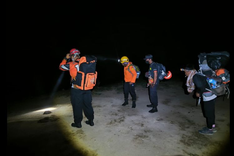 Gunung Rinjani, Juliana Marins, pendaki Brasil, pendaki Brasil hilang di Rinjani, pendaki Brasil jatuh di Rinjani, Kisah Penyelamatan Juliana Marins, Pendaki Asal Brasil yang Tewas dalam Dekapan Rinjani, Sabtu Pagi, 21 Juni 2025: Juliana Hilang di Gunung Rinjani, Sabtu Siang, 21 Juni 2025: Tim SAR Bergerak ke Lokasi, Sabtu Malam, 21 Juni 2025: Evakuasi Belum Membuahkan Hasil, Minggu, 22 Juni 2025: Posisi Juliana Semakin Terperosok, Senin, 23 Juni 2025: Juliana Ditemukan Tersangkut di Tebing Batu , Selasa, 24 Juni 2025: Usaha Evakuasi Juliana Gagal, Rabu, 25 Juni 2025: Evakuasi Jenazah Juliana Dilakukan