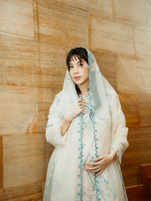 Adinda Thomas, Manis dan Bersahaja, Intip 7 Detail Outfit Tasyakuran 4 Bulan Kehamilan Adinda Thomas, 1. Palet Warna "Soft &amp; Calm", 2. Material Lace dengan Bordir Floral, 3. Kerudung Tulle yang Transparan, 4. Cutting Busana yang Nyaman untuk Bumil, 5. Riasan Wajah Flawless, 6. Tatanan Rambut Simpel dengan Poni, 7. Keserasian dengan Sang Suami