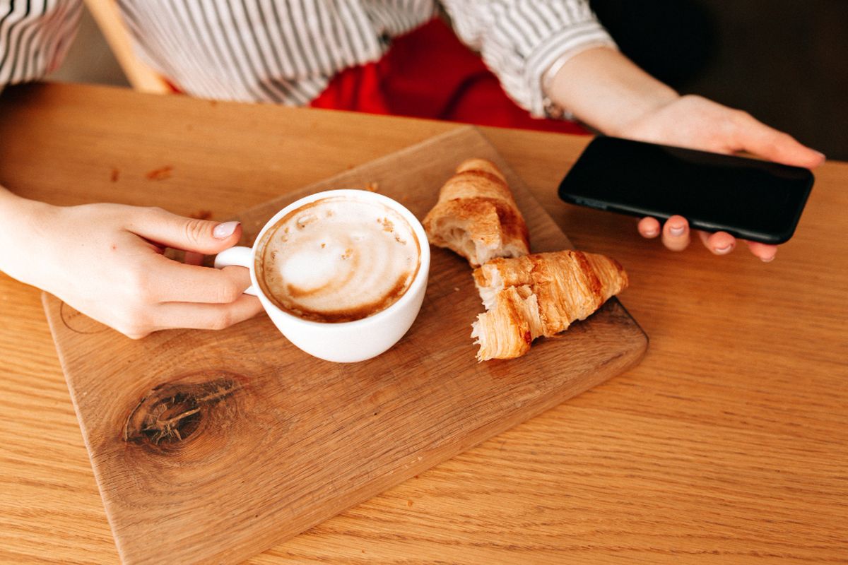 Masyarakat Layar, Makan dalam Genggaman Layar: Perubahan Makna Makan di Era Society of Screens, Masyarakat Layar dan Kecanduan Informasi, Normalisasi Distraksi Kapitalisme Digital di Meja Makan, Makan sebagai Aktivitas Sekunder dalam Kehidupan Modern, Relasi Sosial yang Melemah, bentuk Adaptasi atau Alienasi?, Menarik Kembali Batas antara Manusia dan Teknologi