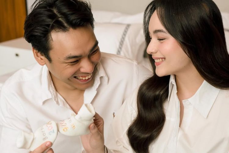 maternity shoot, Chelsea Islan Kabarkan Kehamilan, Intip Gaya Maternity Shoot-nya, Tampil berbalut kemeja putih simpel, Sentuhan manis pada baby bump, Rambut yang dibiarkan terurai, Riasan natural yang menonjolkan pregnancy glow, Tampil lebih elegan dengan warna earth tone