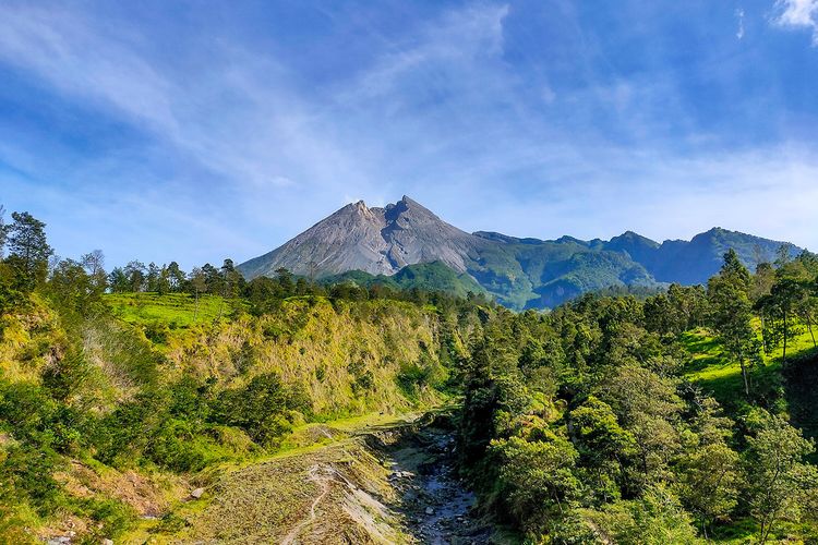 Gunung Dukono, gunung api aktif, Pemerintah Perketat Pengawasan Wisata di Kawasan Gunung Api,  Ilustrasi Gunung Semeru erupsi., Pemandu wisata akan diaudit, Destinasi wisata di sekitar gunung api aktif di Indonesia, 1. Gunung Merapi:, 2. Gunung Bromo, 3. Gunung Semeru