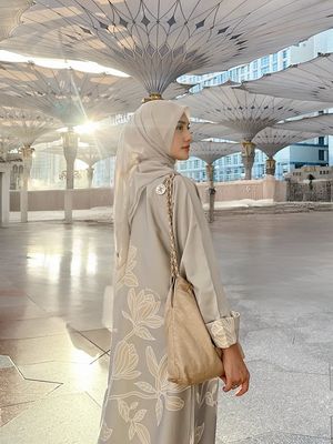 Inspirasi outfit umrah, Annisa Aziza, annisa aziza umrah, inspirasi outfit umrah, inspirasi gamis umrah, gamis umrah, gaya Annisa Aziza umrah, 9 Potret Anggun Anissa Aziza Saat Umrah, Tetap Stylish di Tanah Suci, 1. Nuansa nude, 2. Gaya candid, 3. Nuansa putih, 4. Tas beige, 5. Gamis floral, 6. Sentuhan sutra dengan gaya elegan, 7. Gamis simpel, 8. Nuansa fresh, 9. Gaya duduk manis