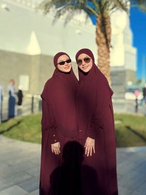 Alyssa Daguise, Maia Estianty, Tampil Kembaran dengan Maia Estianty, Ini 9 Gaya Umrah Alyssa Daguise, 1. Tampil kembaran dengan Maia Estianty, 2. Gamis nyaman untuk ibu hamil 4 bulan, 3. Abaya hitam polos yang klasik, 4. Hijab hitam minimalis, 5. Busana warna netral bernuansa earthy, 6. Siluet longgar yang mengutamakan kenyamanan, 7. Makeup natural yang nyaris tanpa polesan, 8. Tampilan serasi dengan pasangan, 9. Busana putih yang bersih dan menenangkan