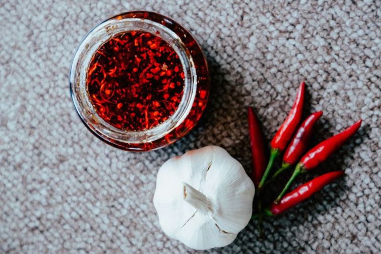 chili oil, cara membuat chili oil, Resep chili oil, resep chili oil, chili oil tahan lama, bumbu chili oil, chili oil tanpa ebi, Cara Membuat Chili Oil Awet 1 Bulan, Apa Saja Bahannya?
