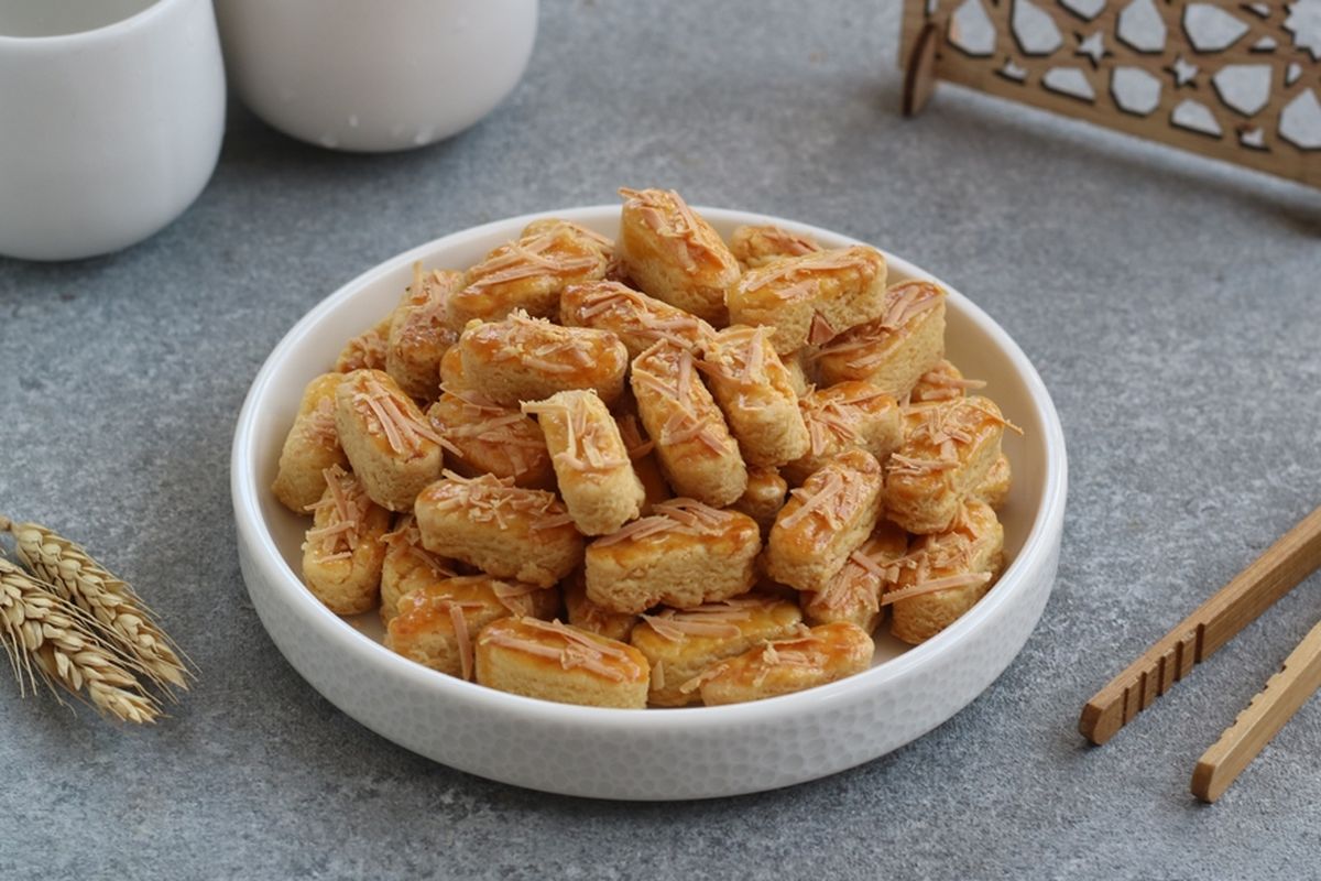 Kastengel, Kue kering, Lebaran, 4 Resep Kue Kastengel Renyah dan Gurih dengan Berbagai Variasi, 1. Resep kastengel keju klasik (simple dan renyah), 2. Resep kastengel ala NCC (ekstra gurih dengan keju tua), 3. Resep flower kastengel (tampilan cantik dan unik), 4. Resep kastengel sagu (tekstur lumer & lembut)