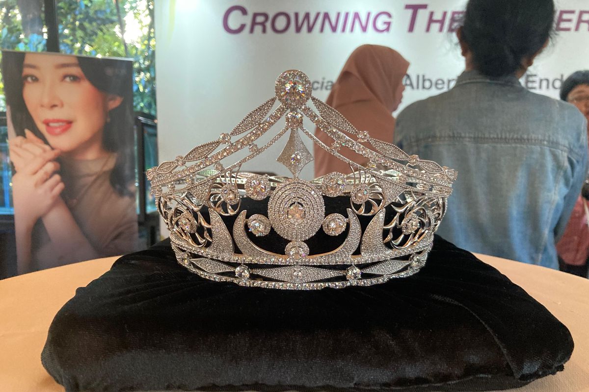 Miss Universe Indonesia, mahkota Miss Universe, njs gold, miss universe singapore, mahkota miss universe hong kong, mahkota miss universe 2025, Cerita di Balik Pembuatan Mahkota Miss Universe Hong Kong yang Elegan