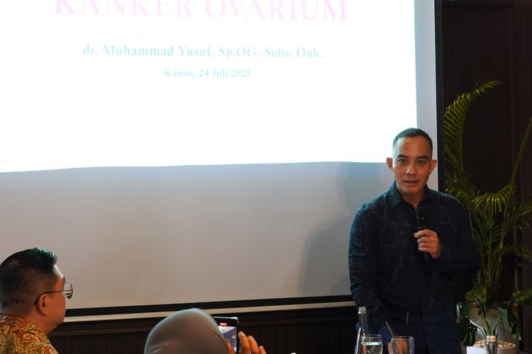 Kanker ovarium, kanker ovarium, faktor risiko kanker ovarium, gejala kanker ovarium, gejala kanker ovarium stadium awal, dokter obstetri dan ginekologi, ovarian cancer adalah, apa itu kanker ovarium, Siapa yang paling berisiko mengembangkan kanker ovarium, 5 Faktor Risiko Kanker Ovarium yang Harus Diwaspadai Perempuan Menurut Dokter, 1. Menstruasi dini dan menopause terlambat, 2. Tidak pernah hamil, 3. Riwayat kanker dalam keluarga, 4. Obesitas, 5. Usia di atas 50 tahun