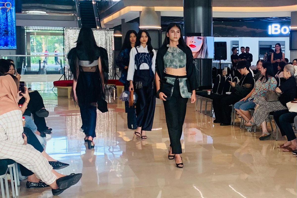 SURABAYA, desainer muda, Surabaya, industri fashion, inspiratif, fashion indonesia, fashion show surabaya, event fashion surabaya, Ajang Fashion Show Surabaya Jadi Wadah Belajar Langsung Desainer Muda
