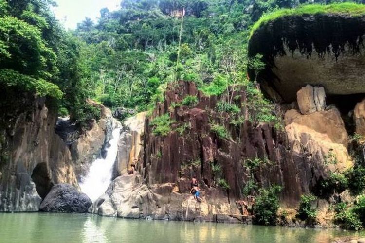 Trenggalek, wisata alam, 7 Wisata Alam Trenggalek yang Cocok untuk Healing dan Liburan Tenang, 1. Pantai Pasir Putih Karanggongso, 4. Pantai Pelang, 5. Goa Lowo, 6. Pantai Konang, 7. Air Terjun Jurug Waru