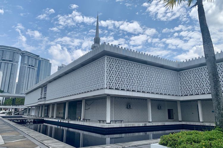 wisata malaysia selain kuala lumpur, wisata malaysia kuala lumpur, wisata malaysia terkenal, rekomendasi tempat wisata malaysia, tempat wisata malaysia yang wajib dikunjungi, Wisata 6 Hari 5 Malam di Malaysia, Bisa ke Mana Saja?, 1. Menara Kembar Petronas, 2. Bukit Bintang City Centre, 3. Pabrik cokelat Beryl's, 4. Masjid Negara Malaysia, 5. Central Market, 6. Restoran Saloma, 7. Dataran Merdeka, 8. Penang Hill (Bukit Bendera), 9. Georgetown, 10. Kampung Wisata Relau, 11. Pulau Langkawi