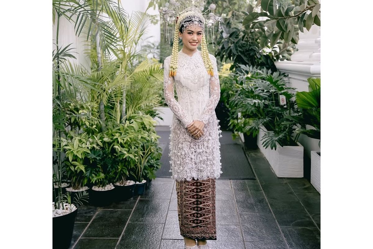 Alya Rohali, pernikahan anak alya rohali, namira adjani, 6 Gaya Pernikahan Namira Adjani Putri Alya Rohali, Anggun dalam Balutan Adat Betawi, 1. Kebaya putih rancangan Didiet Maulana, 2. Siger Betawi berhias bunga melati segar, 3. Tata rambut tradisional oleh Woko S, 4. Makeup natural karya Marlene Hariman, 5. Alas kaki selaras dengan kain dan aksesori, 6. Prosesi adat meriah bersama sanggar Nusantara
