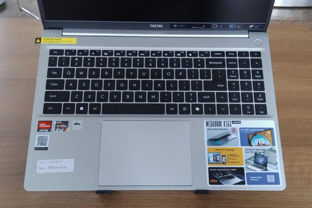 Laptop, keyboard laptop, cara bersihkan keyboard laptop, Keyboard Laptop Kotor? Begini Cara Membersihkannya dengan Aman, Matikan dan cabut laptop dari sumber listrik, Balikkan laptop dan goyangkan perlahan, Gunakan kuas lembut untuk menyapu debu, Manfaatkan semprotan udara bertekanan, Rutin lakukan pembersihan untuk hasil maksimal