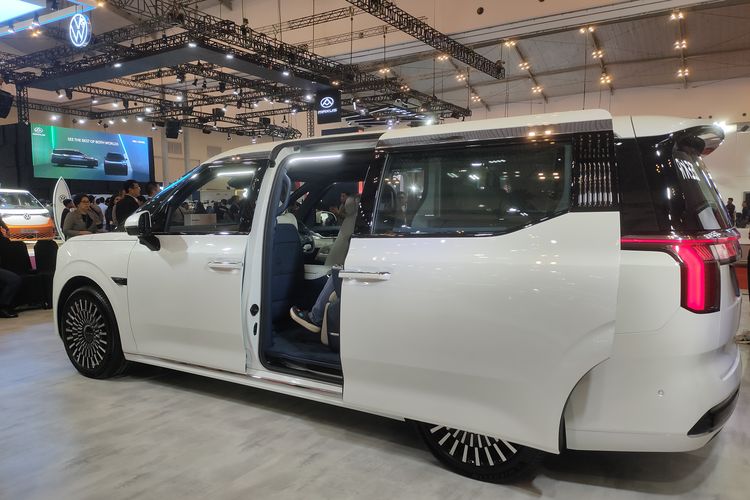 Constantinus Herlijoso, Geely Auto Indonesia, mobil listrik, Geely Perkenalkan Zeekr: Bawa 009 dan 7X