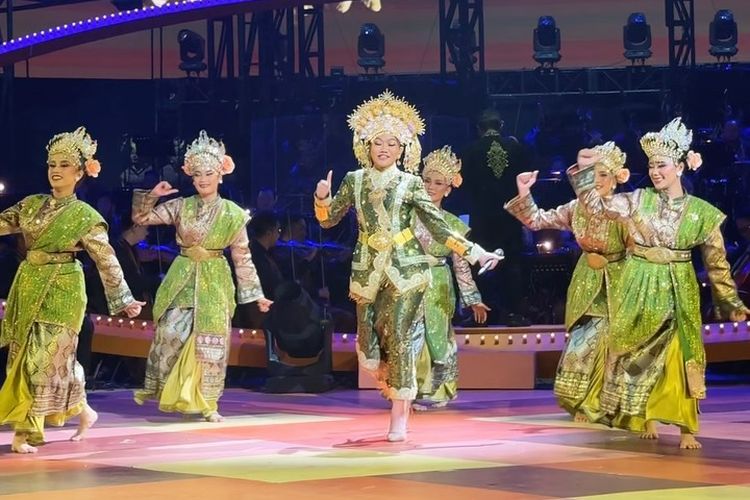 Yura Yunita, pagelaran sabang merauke 2025, busana yura yunita, 5 Gaya Yura Yunita di Sabang Merauke 2025, Anggun dan Memukau, 1. Busana Jambi, 2. Busana Riau, 3. Gaun hitam, 4. Makeup bold, 5. Mahadewi