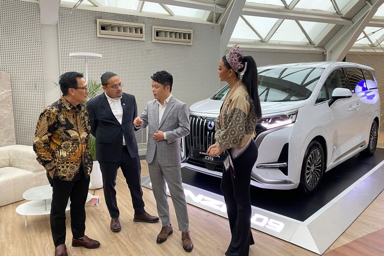 mobil china, mobil listrik, Jakarta Fashion Week, Denza, Denza D9, Denza Padukan Dunia Mode dengan Mobil Listrik Premium