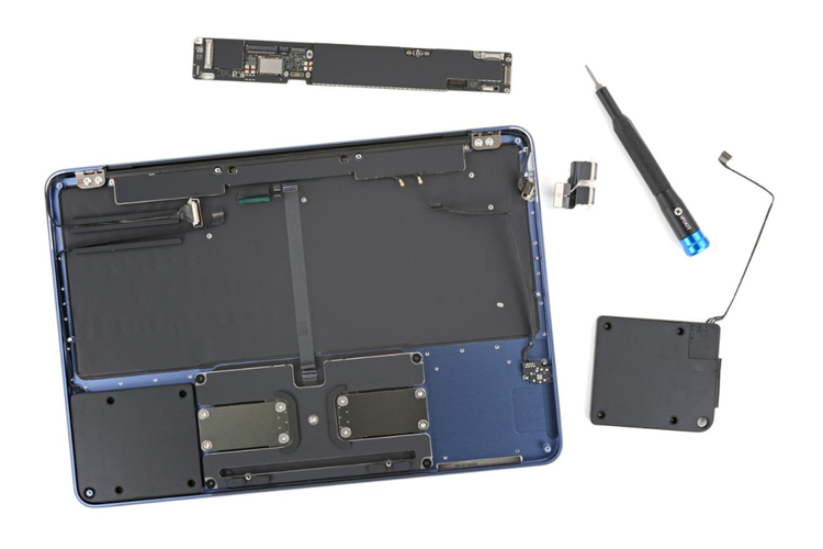 MacBook, Apple, iFixit, MacBook Neo, Bukan Cuma Lebih Murah, MacBook Neo Lebih Unggul dari Seri Lain dalam Hal Ini, Baterai kini disekrup, bukan dilem, Struktur internal lebih rapi dan mudah diakses, Tidak ada kendala "parts pairing", Port modular, layar lebih mudah dilepas, Masih ada kompromi: RAM disolder, speaker standar