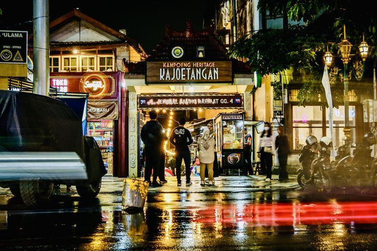 Malang, Libur Akhir Tahun di Malang, Ini Pilihan Aktivitas yang Bisa Dicoba, 1. Bukit Banyak: Menikmati City Light dari Ketinggian, 2. Pos Ketan Legenda 1967: Kulineran Hangat di Malam Tahun Baru, 3. Kampoeng Heritage Kajoetangan: Rayakan Pergantian Tahun Bergaya Tempo Dulu, 4. Pasar Oro-Oro Dowo: Hunting Kuliner Tradisional, 5. Kawasan Stasiun Malang Baru dan Tugu Malang