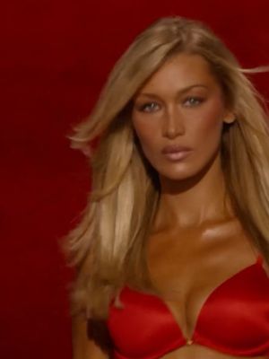 victoria secret, bella hadid, victoria secret fashion show 2025 kapan, victoria secret fashion show 2025, Victoria Secret Fashion Show, bella hadid victoria secret, victoria secret fashion show 2025 jadwal, 7 Style Bella Hadid di Victoria’s Secret Fashion Show 2025, Glamor dan Elegan, 1. Lingerie merah berpotongan klasik, 2. Cape panjang dramatis, 3. Rambut pirang, 4. Makeup, 5. Lingerie perak dengan detail fringe, 6. Sayap bunga putih, 7. Heels berwarna senada