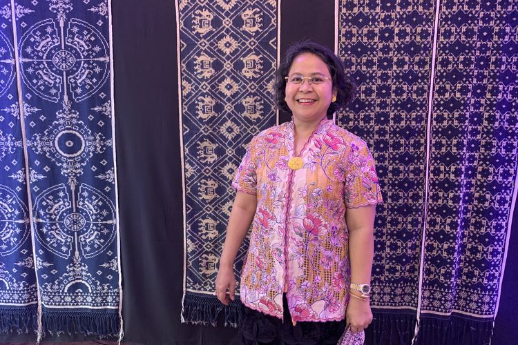 Rangkaian Bunga dan Budaya pada Wastra Nusantara, pameran wastra nusantara 2025, pameran wastra nusantara quoriena ginting, pameran di cikini 82, cerita quoriena ginting, 50 Koleksi Wastra Nusantara di Cikini 82, Ada Tenun Langka dari Bali