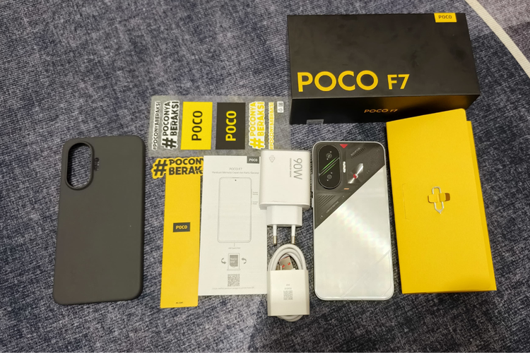 smartphone, Poco, Poco F7, unboxing, poco, Smartphone, Unboxing Poco F7, Unboxing dan Kesan Awal Genggam Poco F7 Cyber Silver Edition, Tak Ada Lagi Kamera, Kotak kemasan khas Poco, Isi kotak cukup lengkap, termasuk charger, Edisi spesial Cyber Silver Edition, Modul kamera baru, tanpa "boba" , Kesan pertama memegang Poco F7
