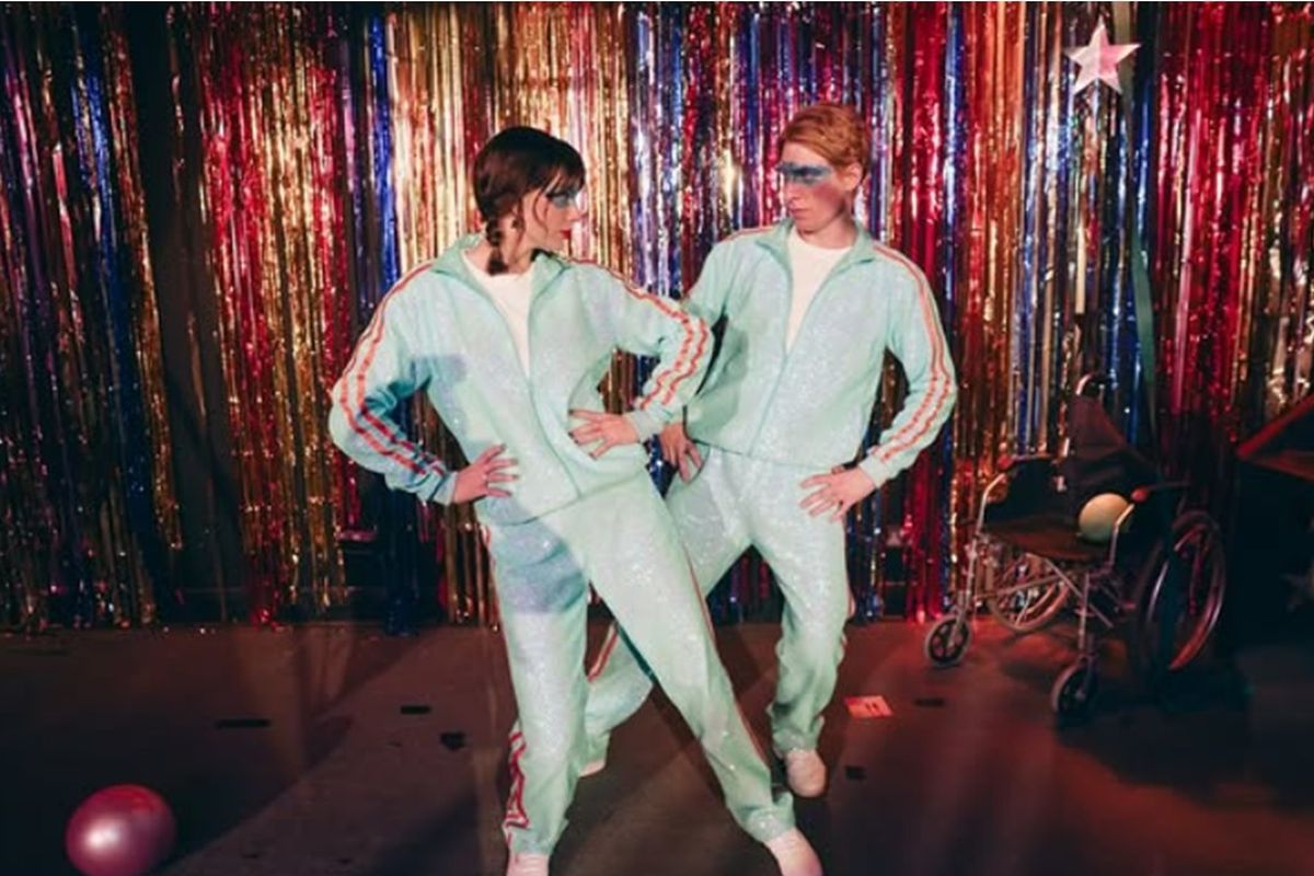 Opalite, video Opalite, Taylor Swift Tampil Total dengan Fashion 90-an di Video Musik Opalite, Rambut brunette dan busana retro jadi sorotan, Detail gaya rambut khas awal 1990-an, Dipenuhi cameo selebritas, Nostalgia fashion ala 90-an, Lebih dari sekadar video musik