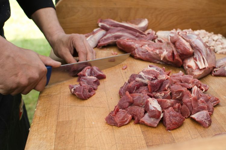 Kebutuhan protein harian, kebutuhan protein harian, kandungan protein dari daging sapi, manfaaat daging kurban, protein daging kurban idul adha, jumlah daging kurban yang aman dikonsumsi, makan daging kurban amannya seberapa banyak, Tinggi Protein, Amannya Berapa Banyak Daging Dikonsumsi Saat Idul Adha?, Kebutuhan protein harian, berapa gram?, Sumber protein hewani “top level”, Cara memasak daging kurban agar tetap sehat, Hati-hati jika punya kolesterol atau asam urat, Bijak konsumsi daging, sehat di hari kurban