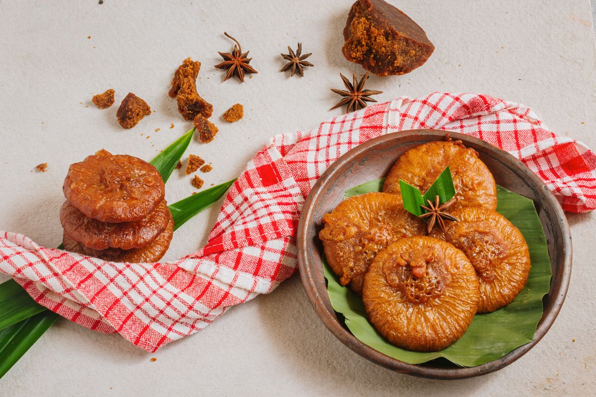 Resep kue cucur, cara membuat kue cucur bersarang, camilan tradisional, resep kue cucur sederhana, rahasia kue cucur empuk, Cara Membuat Kue Cucur Bersarang dan Tidak Apek, Kuncinya di 1 Bahan, Bahan Kue Cucur (+40 buah), Cara Membuat Air Gula, Membuat Adonan Kue Cucur, Menggoreng Kue Cucur, Tips Kue Cucur Bersarang dan Tidak Apek, Cara Menyajikan dan Menyimpan