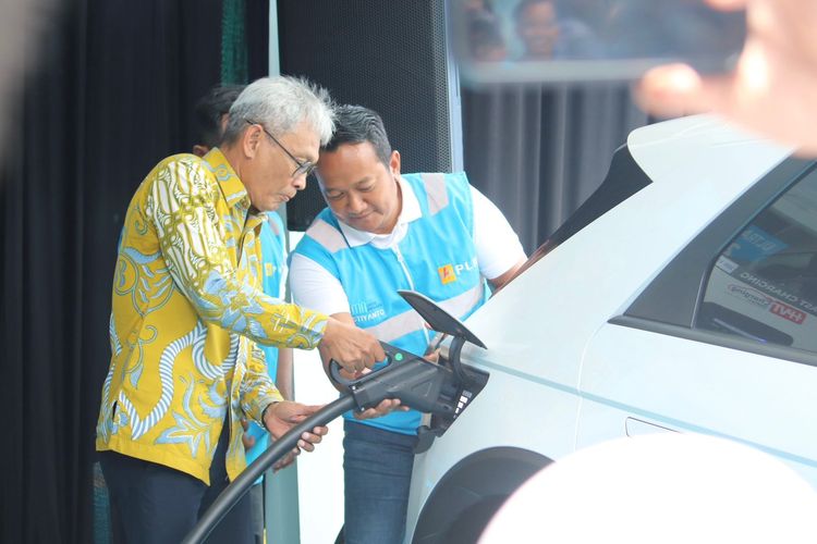 mobil listrik, baterai mobil listrik, Usia pakai baterai mobil listrik, Berapa Lama Usia Pakai Ideal Baterai Mobil Listrik? Ini Fakta dan Hitungannya