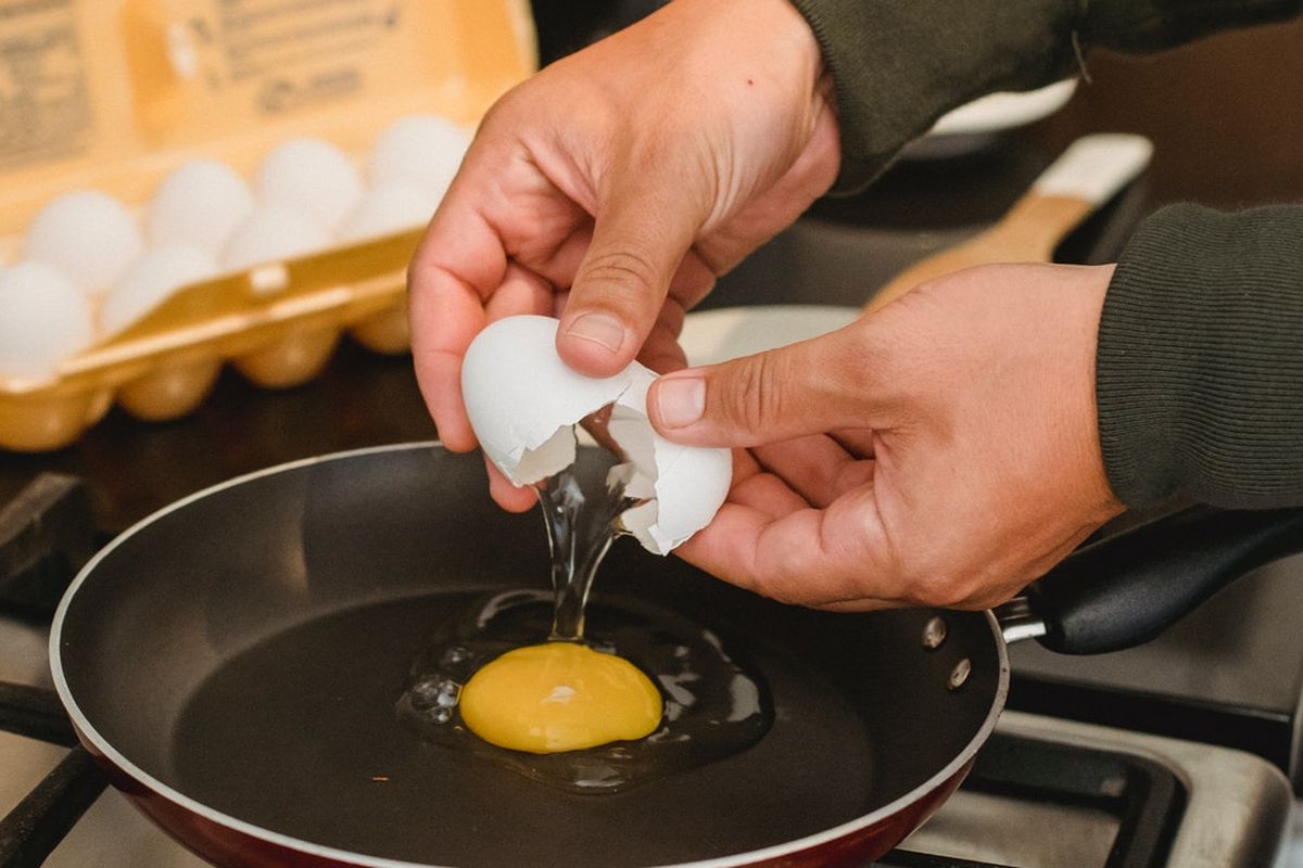 telur, telur mentah, Salmonella, makan telur, Makan Telur Mentah, Benarkah Lebih Sehat atau Malah Bahaya Bagi Tubuh?