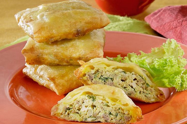 martabak telur, resep martabak telur, cara membuat martabak telur, Martabak Telur Bisa Dibuat di Rumah, Ini Resepnya, Bahan kulit martabak, Bahan isian martabak telur, 1. Membuat kulit martabak, 2. Menyiapkan isian, 3. Membentuk dan menggoreng martabak
