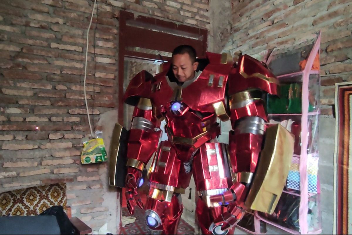 Iron Man, Tulungagung, Eko Purnomo, Ahmad Sahroni, eko purnomo seniman pembuat robot iron man, kostum Iron Man, patung Iron Man ahmad sahroni, Kostum Iron Man Buatan Eko Purnomo Viral, Dikira Hasil Jarahan Patung Ahmad Sahroni, Kostum Spons Disangka Patung Impor, Dari Hujatan hingga Banjir Pesanan, Dibanjiri Komentar Pedas Netizen, Jauh dari Lokasi Penjarahan