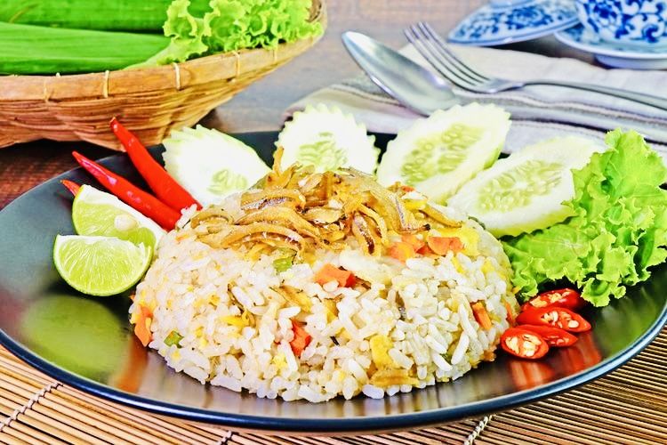 6 Resep Masakan Pakai Rice Cooker, Cocok untuk Menu Simple Hemat Gas, 1. Resep nasi kebuli rice cooker, 2. Resep nasi goreng rice cooker, 3. Bahan nasi kuning rice cooker, 4. Resep sup ayam, 5. Resep nasi hainan, 6. Resep kue cokelat