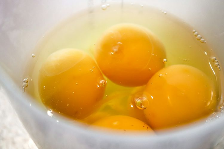 putih telur, Putih telur atau telur utuh, mana yang lebih sehat? Ini penjelasan ahli gizi, Perbedaan kandungan gizi putih telur dan telur utuh, Mengapa kuning telur tidak boleh diabaikan?, Manfaat putih telur bagi kesehatan, Kekurangan jika hanya mengonsumsi putih telur, Benarkah kolesterol dalam telur berbahaya?, Jadi, lebih sehat putih telur atau telur utuh?