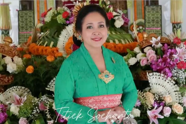 Titiek Soeharto, wastra nusantara, hut ke 80 ri, busana titiek soeharto, gaya titiek soeharto, 6 Gaya Titiek Soeharto Pakai Wastra Indonesia, Serba Merah Saat HUT ke-80 RI, 1. Serba merah di HUT ke-80 RI, 2. Anggun dengan kebaya hitam, 3. Kebaya hijau yang segar, 4. Elegan dalam balutan songket biru, 5. Kebaya biru muda yang manis, 6. Kebaya burgundy