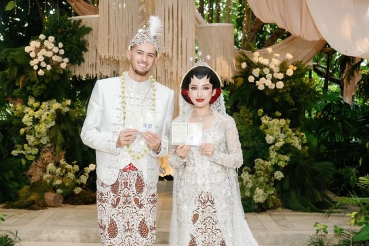 Jennifer Coppen, Justin Hubner, 5 Gaya Akad Nikah Jennifer Coppen dan Justin Hubner, Balutan Adat Jawa, 1. Jennifer tampil anggun dengan kebaya putih berhiaskan payet, 2. Riasan paes memperkuat nuansa adat Jawa, 3. Sanggul klasik dihiasi aksen bunga merah, 4. Justin Hubner tampil gagah dengan beskap putih, 5. Blangkon dan ronce melati melengkapi penampilan