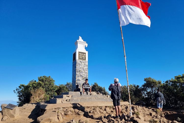 Gunung Lawu, Hargo Dumilah, Gunung Lawu via Cetho, puncak Gunung Lawu, pendaki Gunung Lawu, Kronologi Pendaki Gunung Lawu Rebutan Spot Foto Hargo Dumilah hingga Ricuh