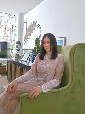 Wulan Guritno, 5 Style Wulan Guritno Usai Jalani Oplas, Bak ABG saat Rayakan Ultah ke-45, 1. Elegan dengan sentuhan bold makeup, 2. Soft glam saat momen ulang tahun, 3. Feminin dalam balutan dress pastel, 4. Kasual chic yang effortless, 5. Polished look dengan sentuhan modern