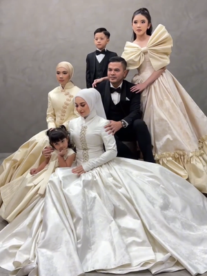 Irish Bella, baju adat Aceh, Haldy Sabri, Baju adat Aceh, baju adat aceh, haldy sabri, foto keluarga Irish Bella, Keluarga Irish Bella - Haldy Sabri Tampil Serasi Pakai Baju Adat Aceh Saat Foto Keluarga
