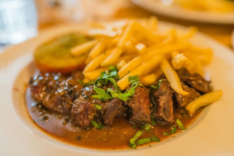 Jenis Makanan yang Bisa Ganggu Tidur di Malam Hari, Ketika gula darah turun, kortisol ikut naik, Makanan tinggi lemak jenuh bisa memicu gangguan tidur, Dampak jangka panjang yang perlu diwaspadai, Pilihan lemak sehat yang lebih aman sebelum tidur