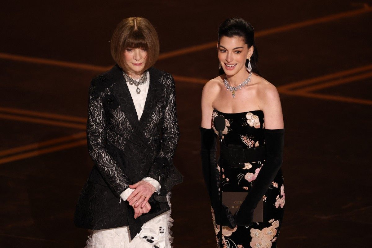 Anne Hathaway, Anna Wintour, Oscar 2026, Gaya Anne Hathaway dan Anna Wintour Saat Jadi Presenter Oscar 2026, Anne Hathaway tampil elegan dengan sentuhan floral, Anna Wintour hadir dengan gaya klasik dari Dior, Momen lucu yang mengingatkan film The Devil Wears Prada, Momen presentasi penghargaan 