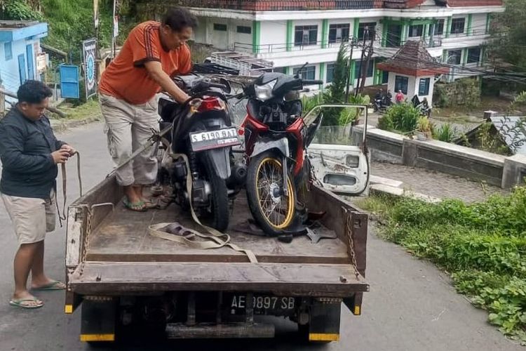 naik motor, dosa saat naik motor, kebiasaan buruk saat naik motor, 5 Dosa Pengendara Motor yang Sering Dianggap Biasa, Padahal Bahaya, 1. Terlalu dekat dengan truk besar, 2. Menyelonong di persimpangan jalan, 3. Ngebut saat hujan, 4. Mengerem terlalu lama, 5. Berteduh di bawah jembatan