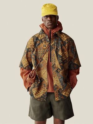 batik, Aime Leon Dore, Kemeja Batik Hadir dalam Koleksi Brand New York Aime Leon Dore, Batik Jadi Sorotan di Koleksi Global, Detail Batik Koleksi Aime Leon Dore, Perpaduan Sportswear dan Sentuhan Seni, Kolaborasi dan Gaya Retro yang Kuat