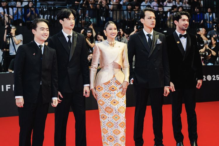 Dian Sastrowardoyo, Reza Rahadian, Fedi Nuril, Nicholas Saputra, Devano Danendra, Busan International Film Festival, biff 2025, busan international film festival 2025, Gaya 7 Artis Indonesia di Busan International Film Festival 2025, Ada Fedi Nuril, 1. Dian Sastrowardoyo, 2. Fedi Nuril, 3. Reza Rahadian, 4. Devano Danendra, 5. Claresta Taufan Kusumarina, 6. Nicholas Saputra, 7. Harleyava Princy